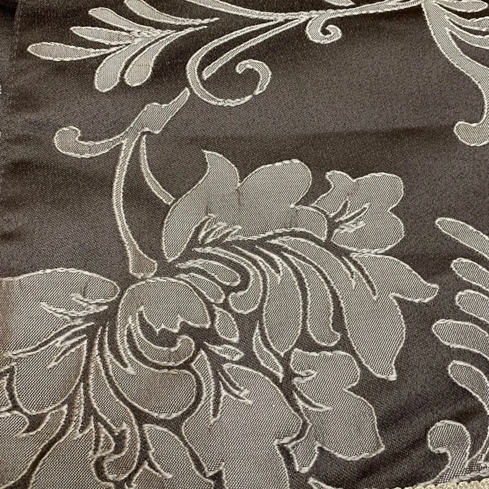 Table runner gray and cream